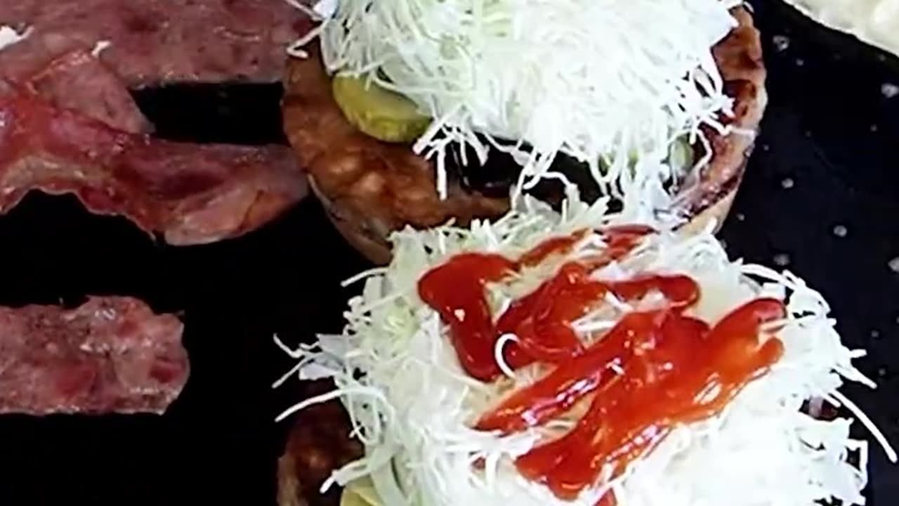 베이컨 치즈 계란 후라이 햄버거 / Bacon cheese fried egg burger