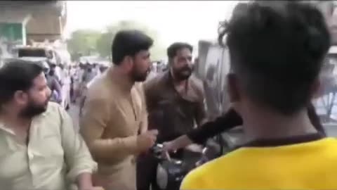 Pakistani 🇵🇰 Police angry 😡 News anchor