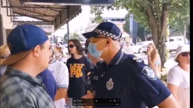 ‘Get out!’ Australians defend pub against police trying to shut it down over COVID rules
