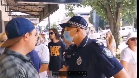 ‘Get out!’ Australians defend pub against police trying to shut it down over COVID rules