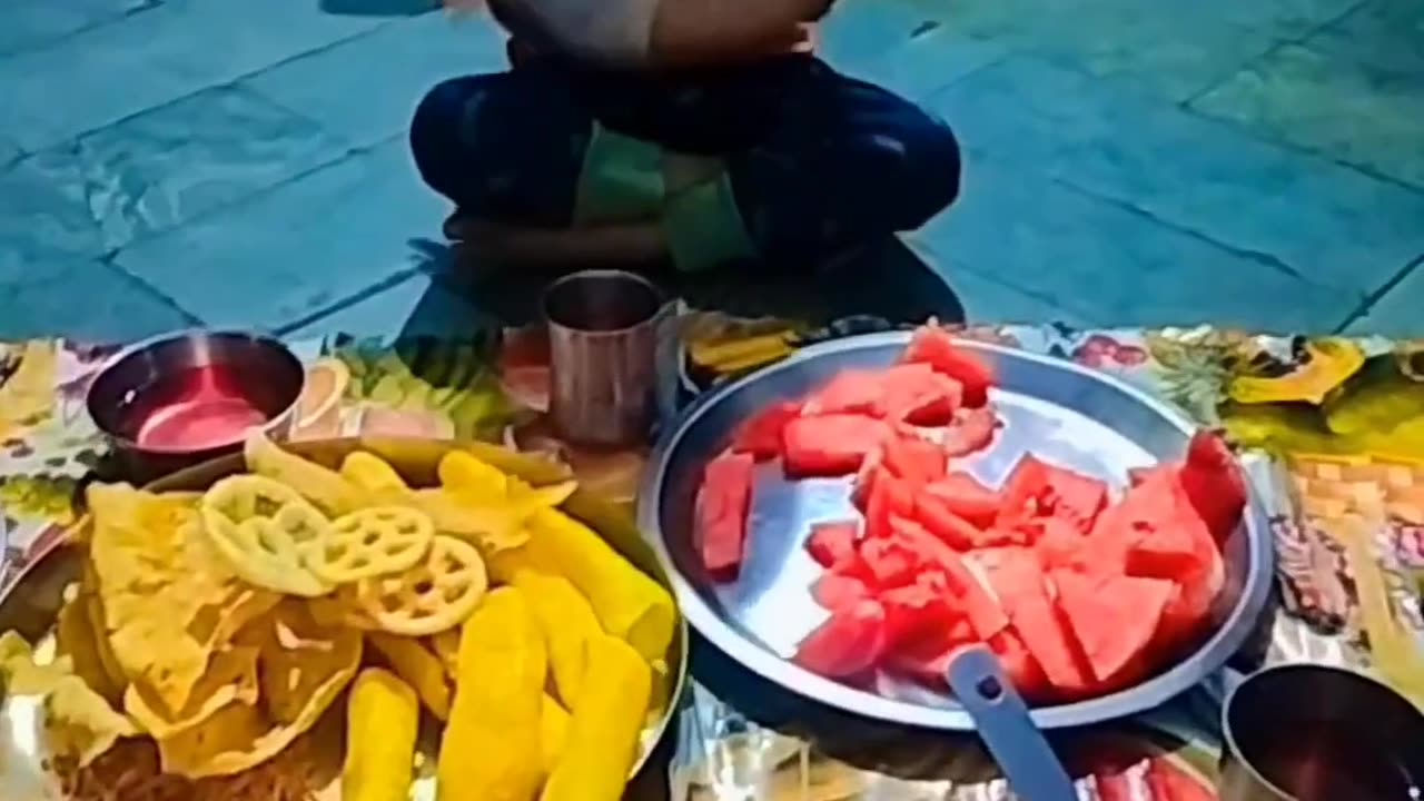 Abtarih karne se pahle pahle samose aur pakode per hamla karne wala