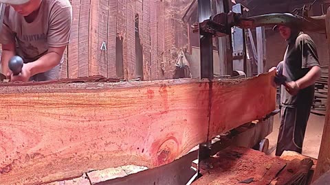 Wood Cutting Machine!! Saw Milling Old Giant Log