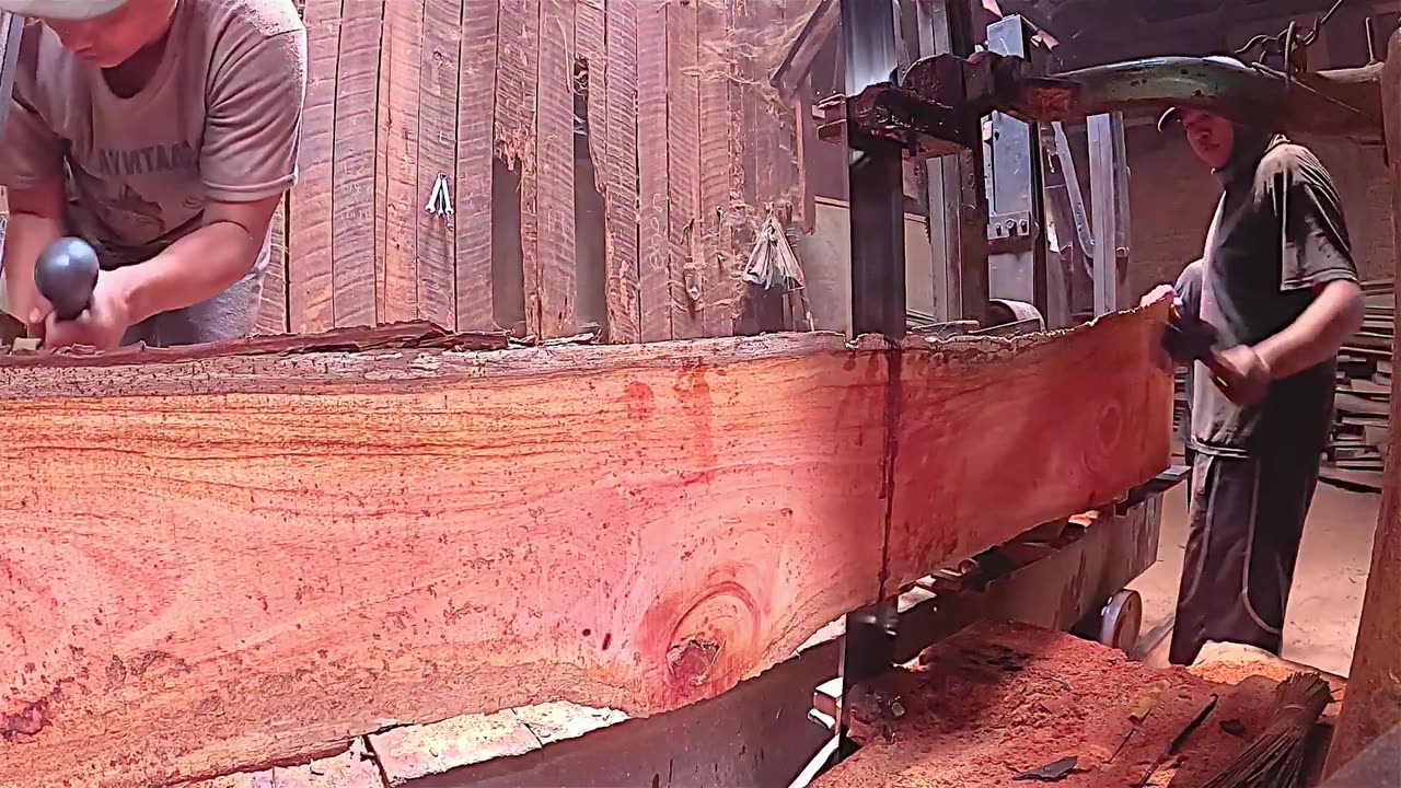 Wood Cutting Machine!! Saw Milling Old Giant Log