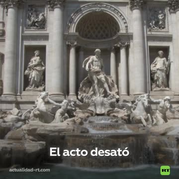 Turista llena botella en la Fontana di Trevi y desata indignación en Roma