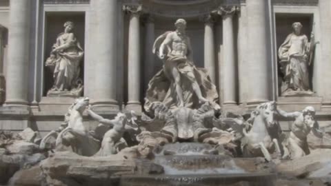 Turista llena botella en la Fontana di Trevi y desata indignación en Roma