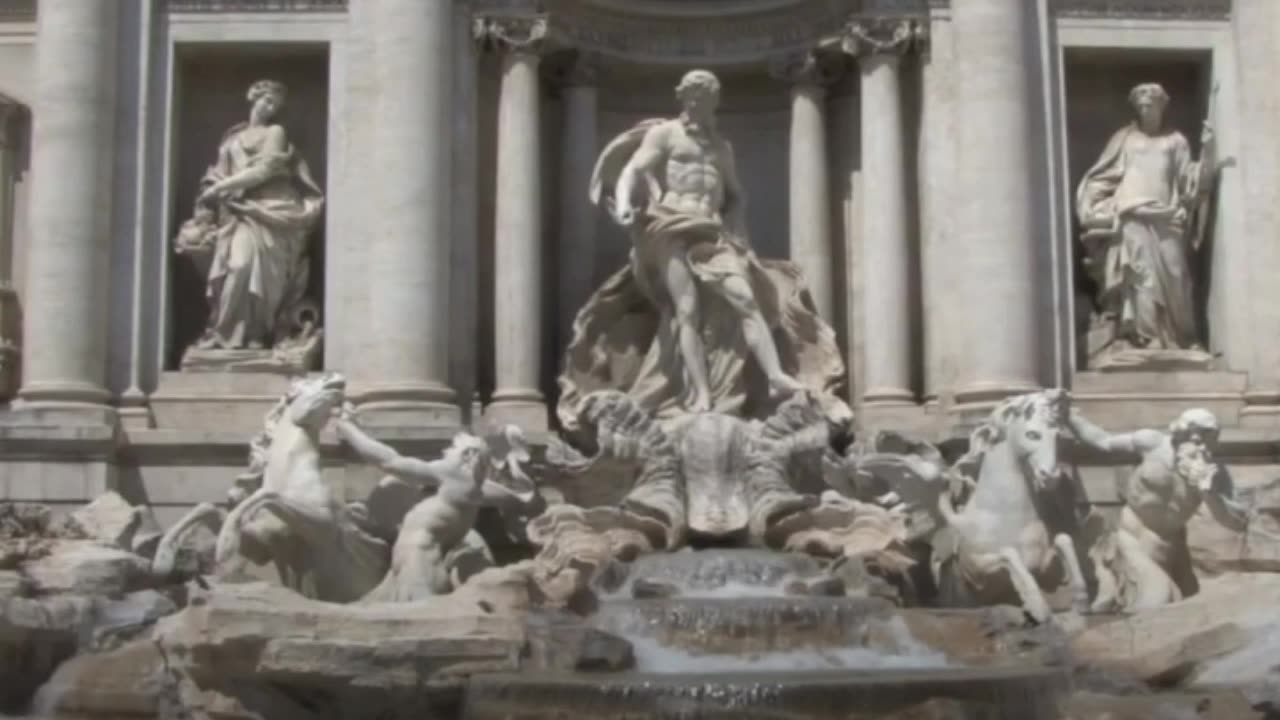 Turista llena botella en la Fontana di Trevi y desata indignación en Roma