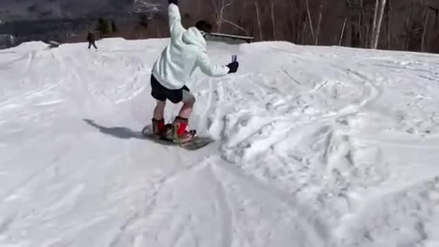 Please enjoy winter skiing stunts