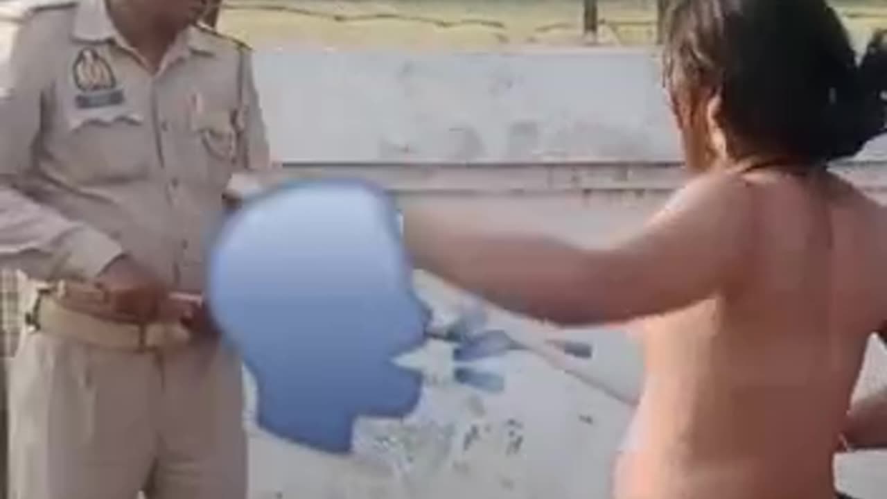 A single girl drove so many policemen away with a truck, don't know why this girl became naked