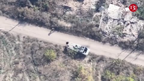 The Russian soldiers who got out of the combat vehicles hit by the drone are trying to escape