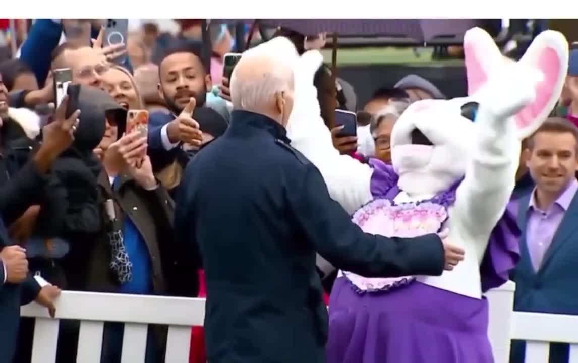 BIDEN: “They’re not going to let me read at all” Embarrassing.
