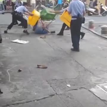 Chinese Cops Disarm Woman Wielding a Meat Cleaver