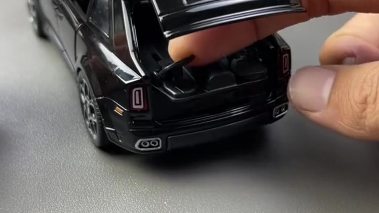 Unboxing 1:32 Rolls-Royce Cullinan Car Model