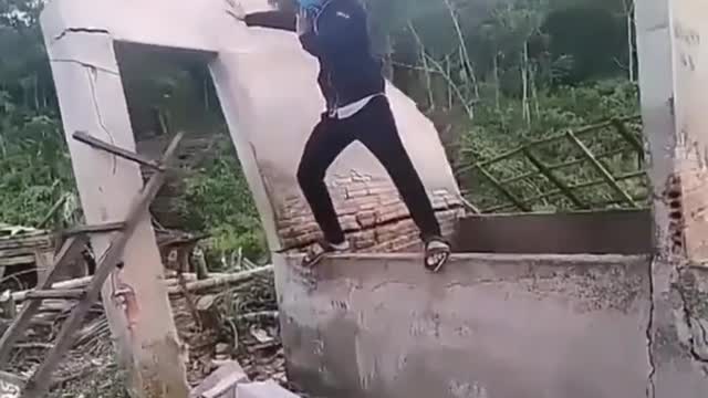 ΖΟΥΝΕ ΑΝΑΜΕΣΑ ΜΑΣ