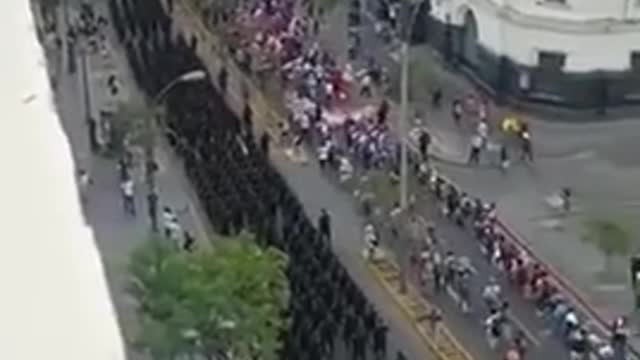 In Peru, the army performs a parade and positioning to confirm the state of emergency in the country