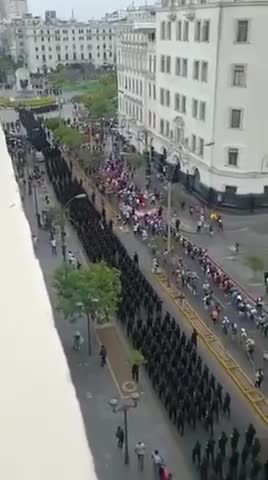 In Peru, the army performs a parade and positioning to confirm the state of emergency in the country