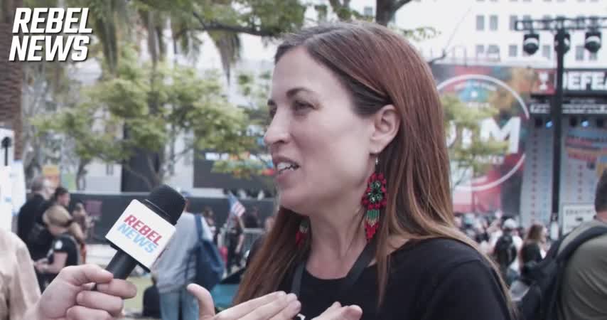 The people in Los Angeles protest against the vaccine mandate