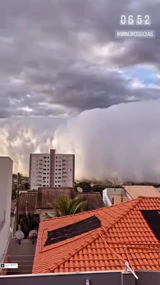 BRAZIL 🇧🇷STRANGE CLOUD☁️ SWALLOWED 😳MINERIROS CITY IN GOIAS