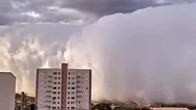 BRAZIL 🇧🇷STRANGE CLOUD☁️ SWALLOWED 😳MINERIROS CITY IN GOIAS