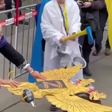 Poprava ruských symbolův v Praze v podání skupiny Kaputin