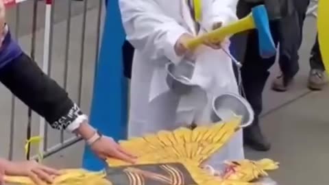 Poprava ruských symbolův v Praze v podání skupiny Kaputin
