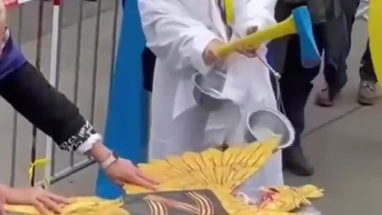 Poprava ruských symbolův v Praze v podání skupiny Kaputin