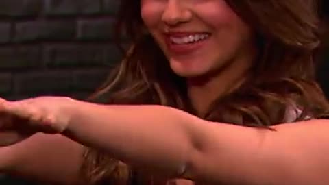 This is the only footage we could find of Jade looking happy 😬 Victorious