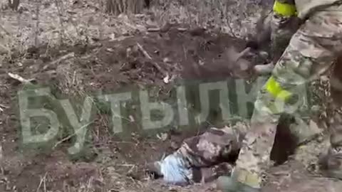 Ukrianian soliders throw comrade into a ditch and start burying him