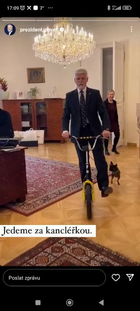 Petr Pavel na Koloběžce na Pražském hradě