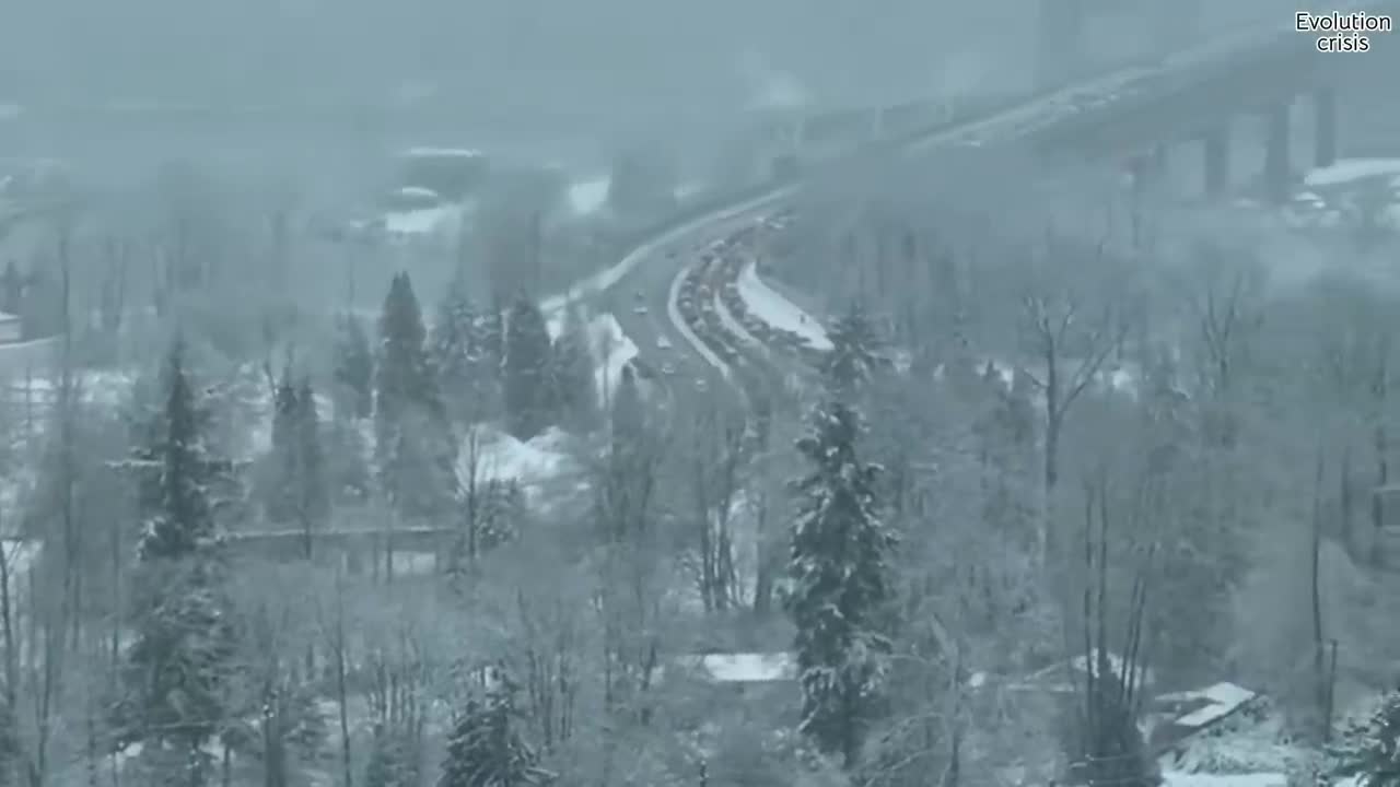 Canada snowstorm freezes Vancouver streets! Blizzard caused cars slipping in BC