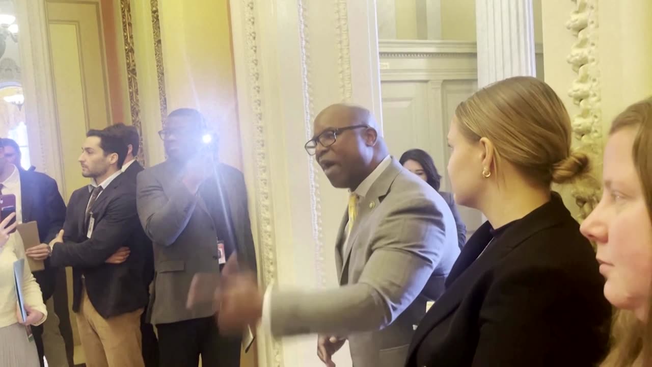 Heated debate on gun laws in U.S. Capitol hallway