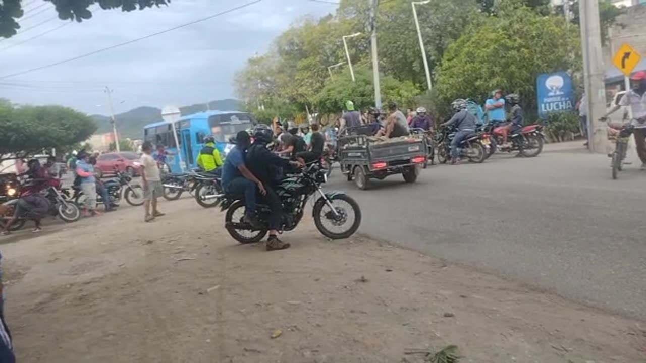 Motociclistas bloquean la Troncal del Caribe a la altura del barrio La Lucha