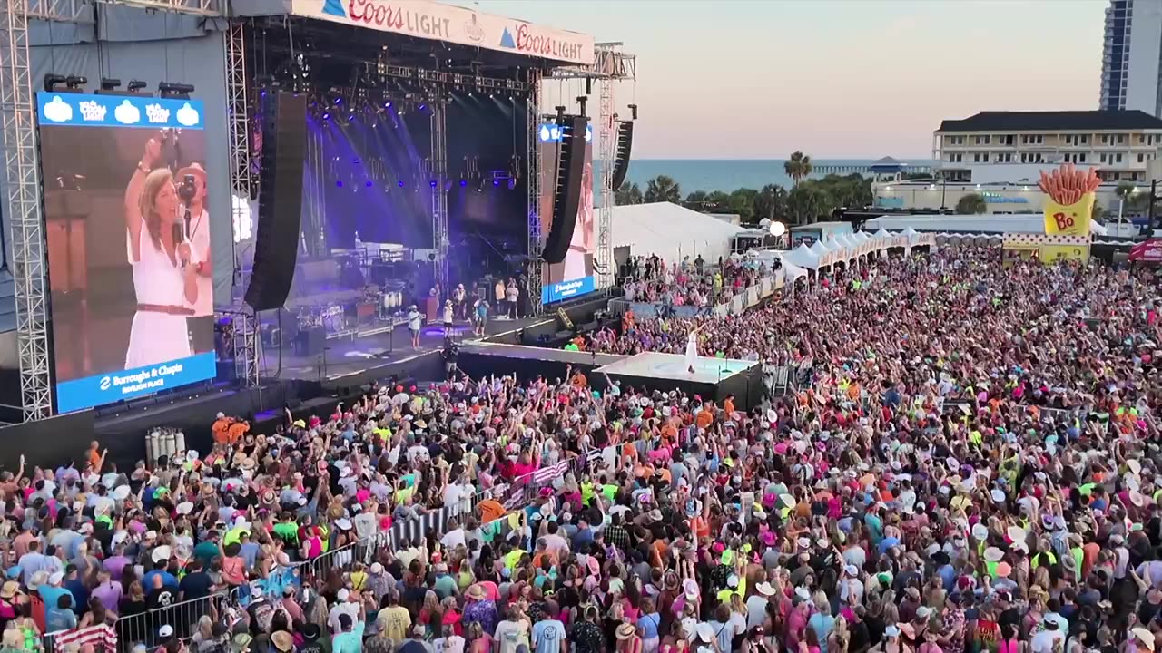 Country Music Festival Chants "We Want Trump!"