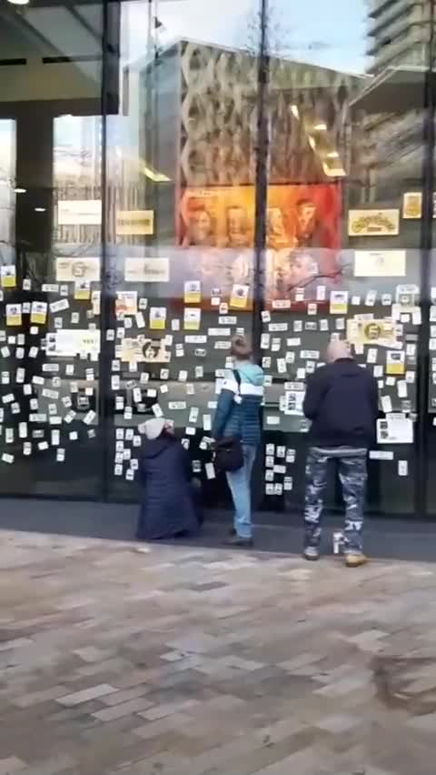 👆👆👁👁 LONDON UK 🇬🇧 Stickers of the dead people from the vaxx are posted on windows of the BBC