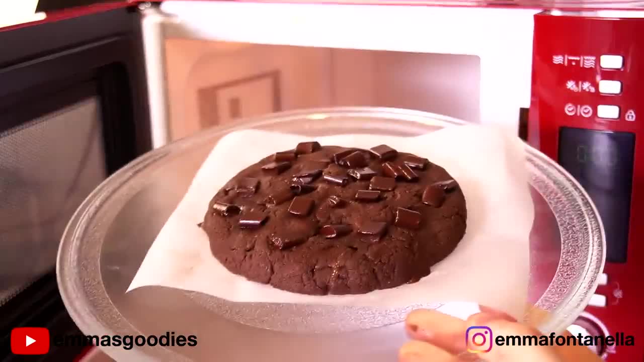 1 Minute Microwave DOUBLE CHOCOLATE CHIP COOKIE ! Back to School Treats!