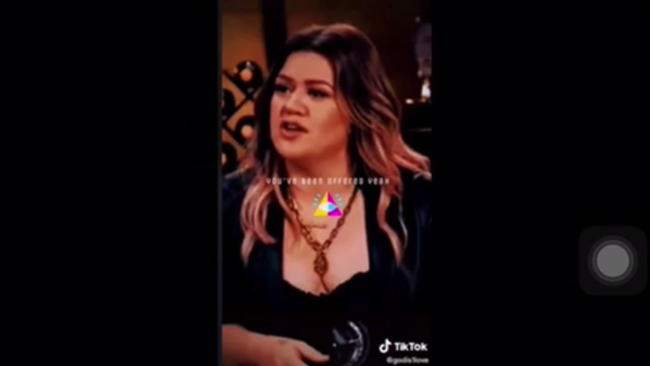 Kevin Hart telling Kelly Clarkson 🤫 🤐