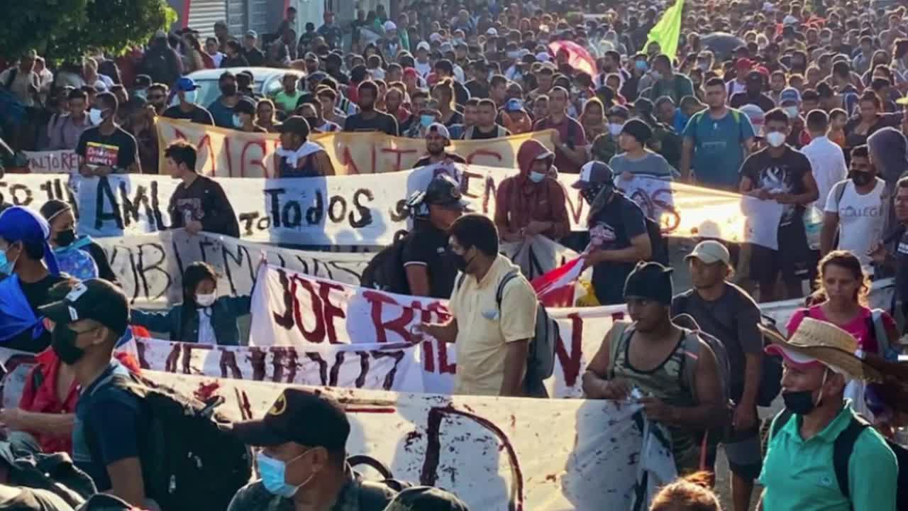 Thousands of migrants march out of city in Mexico towards US border