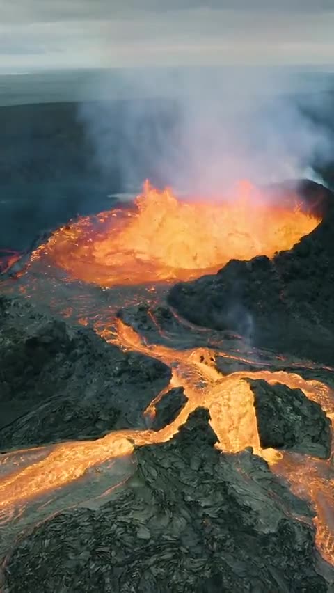 "Nature's Fury Unleashed: Fagradalsfjall Volcano Eruption in Iceland" / "Doğanın Öfkesi Serbest: İzlanda'daki Fagradalsfjall Yanardağı Patlaması" / "प्राकृतिक प्रकोप का उत्