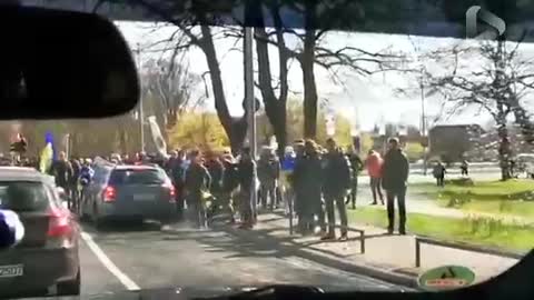 Uprchlíci v německém Hannoveru útočí na auta