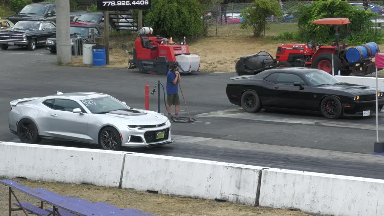 Hellcat vs ZL1 Camaro - drag racing10