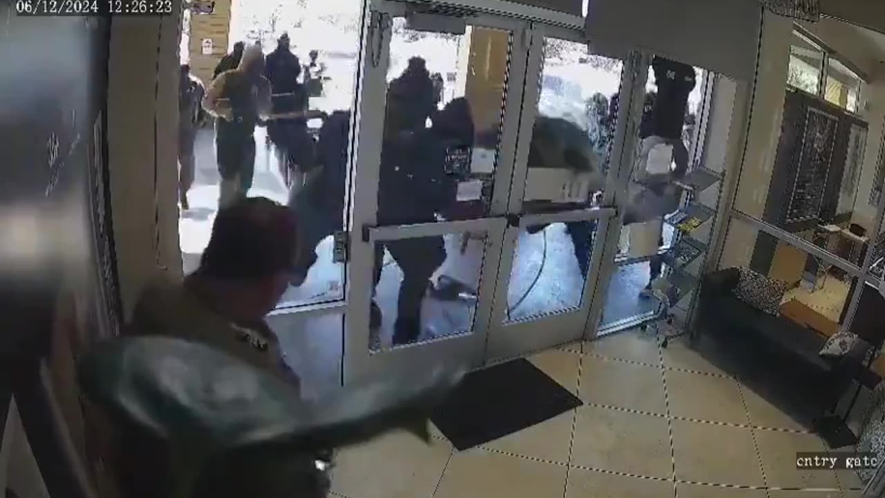 Mob of dozens of masked criminaIs rob a jewelry store in broad daylight in Gavin