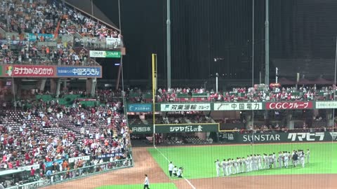 カープファンも拍手！マツダスタジアムでの最終戦を見事な勝利で飾り広島のファンに挨拶に行く巨人軍！