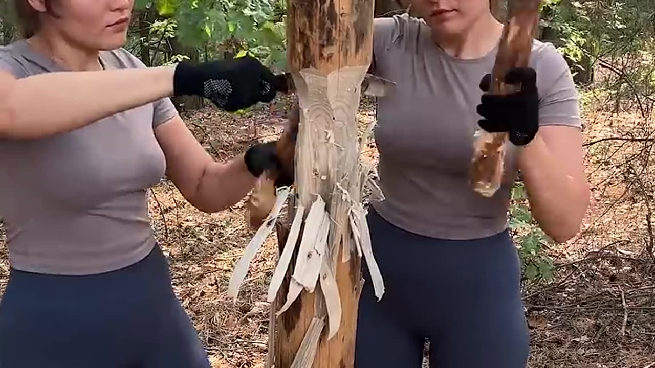 Pretty WOMAN knows how to handle a knife🔪 #camping #survival #bushcraft #outdoors