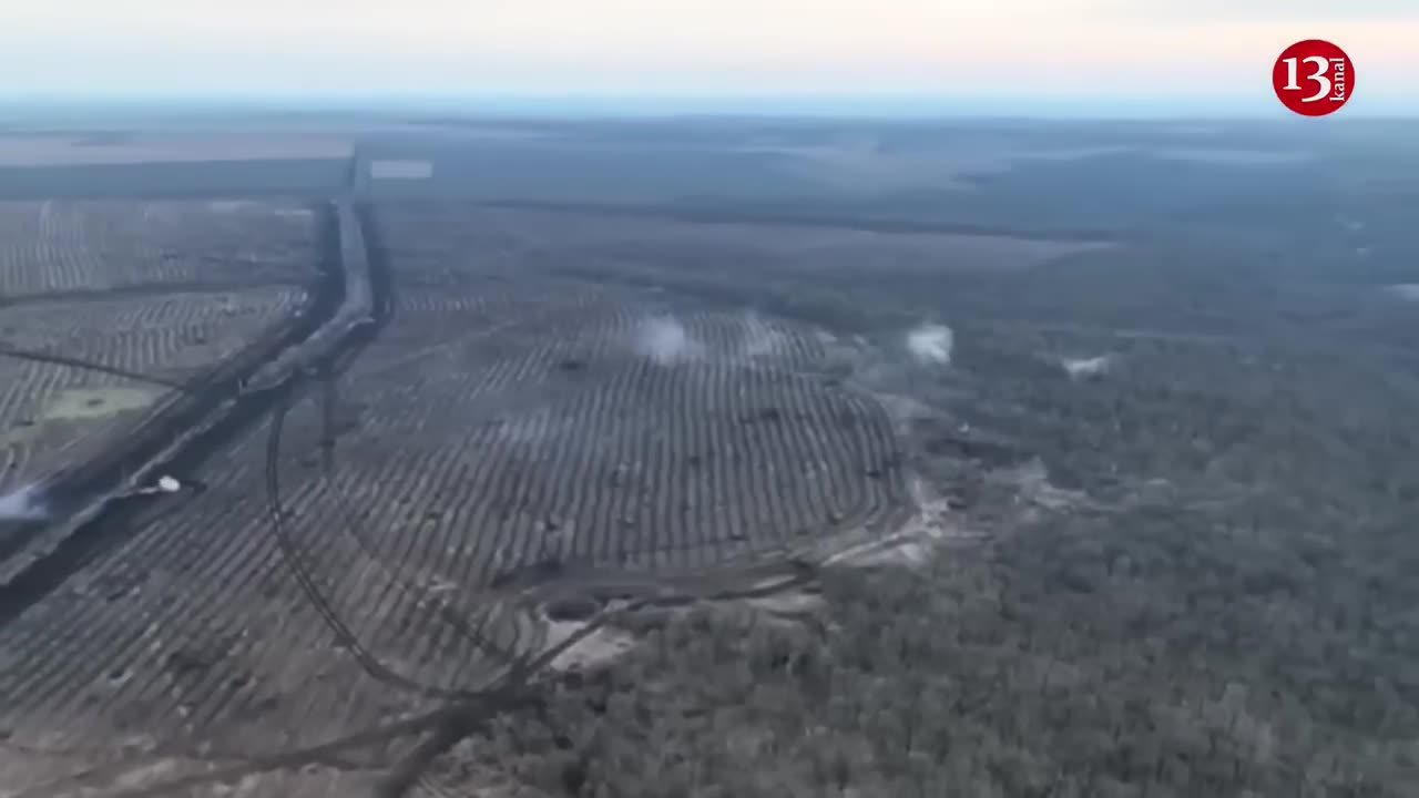 Ukrainian tank fires at the Russians in the trench one after another - the invaders try to escape
