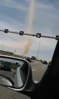 Conductor capta una cercana imagen de un Diablo de Polvo