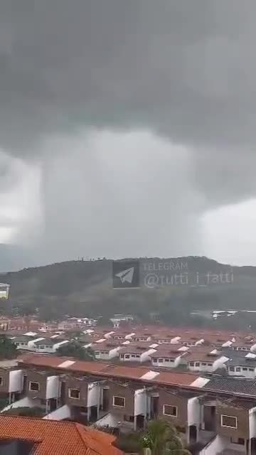 A 'column of water' falling on the city was filmed by a resident of Aragua, #Venezuela