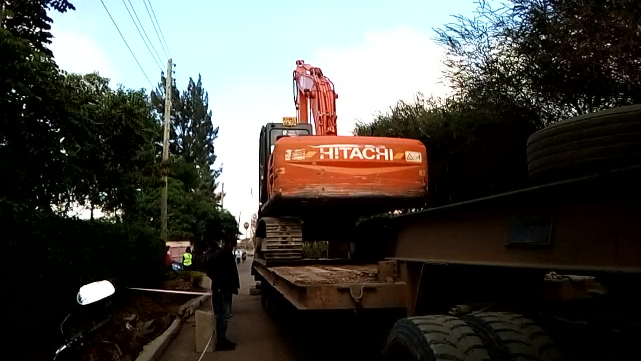 Hitachi 220 on low bed ramps.. lowloader