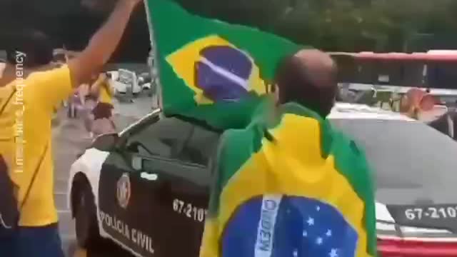 Brazil: Some police officers of Rio de Janeiro refuse to disperse Bolsonaro supporters