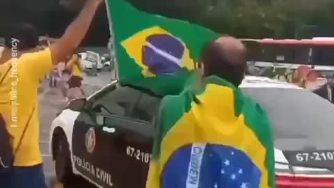 Brazil: Some police officers of Rio de Janeiro refuse to disperse Bolsonaro supporters