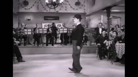Funny dance moves of Charlie Chaplin 🤣