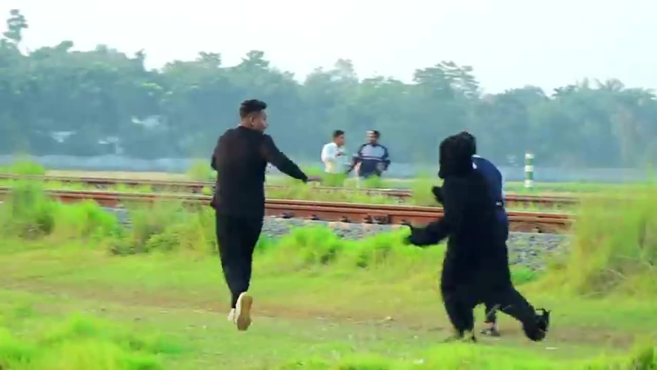 Fake Gorilla Attack//Scary People//Funn filled Video With People